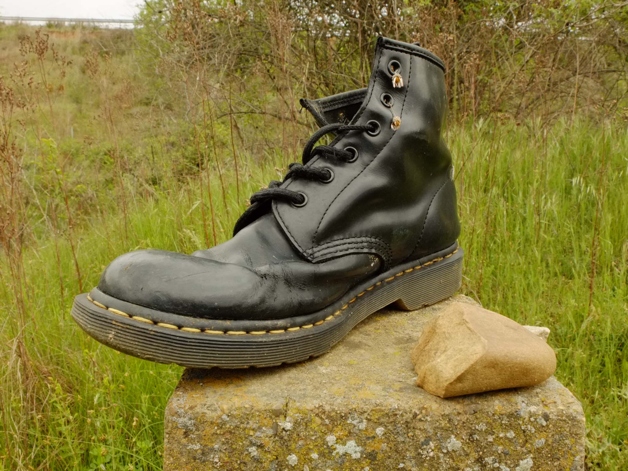 Alter Doc Martens Stiefel auf einem Stein