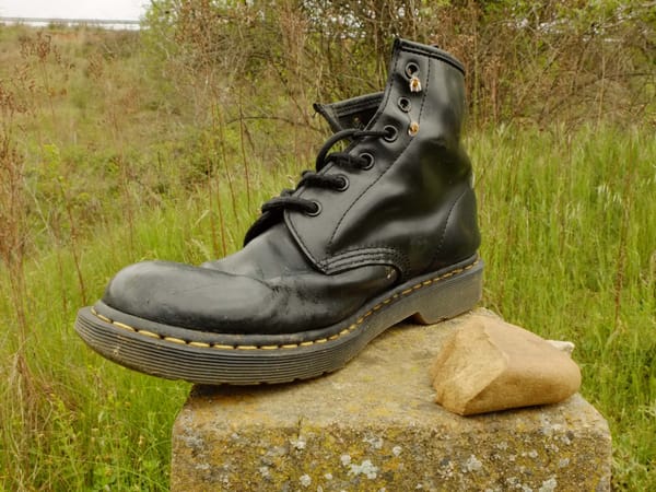 Alter Doc Martens Stiefel auf einem Stein