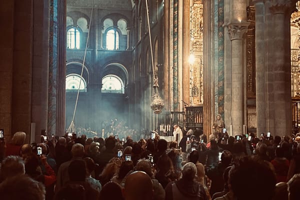 Pilgermesser in der Kathedrale von Santiago de Compostela, Weihrauchkessel in der Mitte und Pilger, die ihn fotografieren